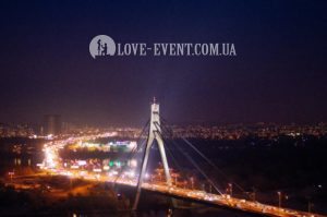 Фото Девичник вид с крыши вечером на Московский мост в освещении