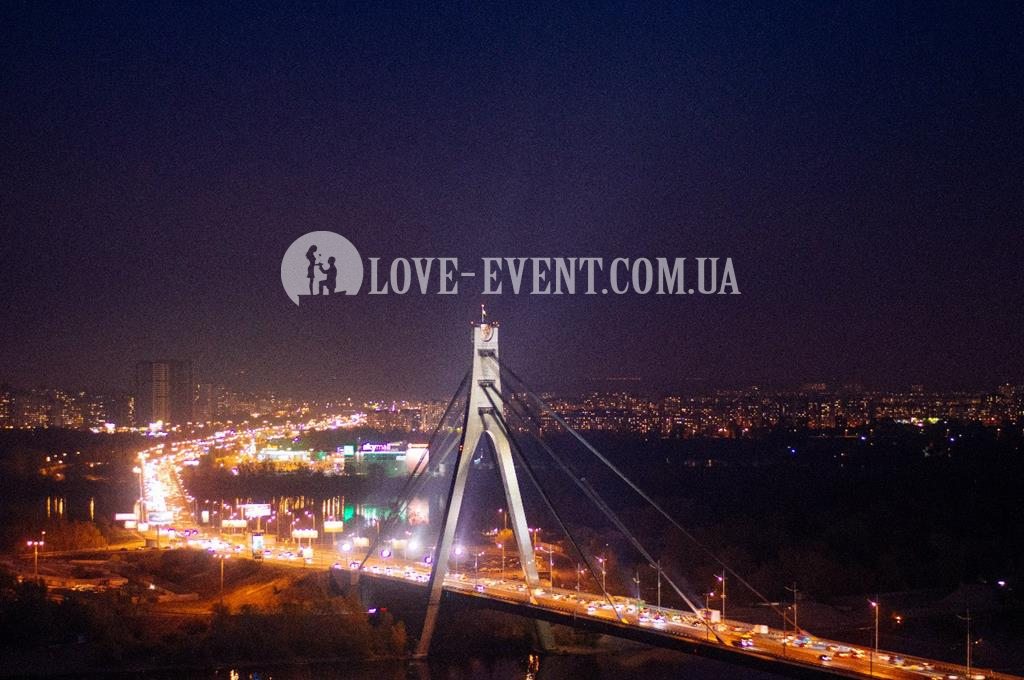 Фото Девичник вид с крыши вечером на Московский мост в освещении