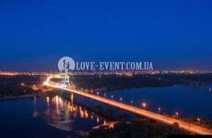 Фото Девичник вид с крыши вечером на Московский мост в освещении