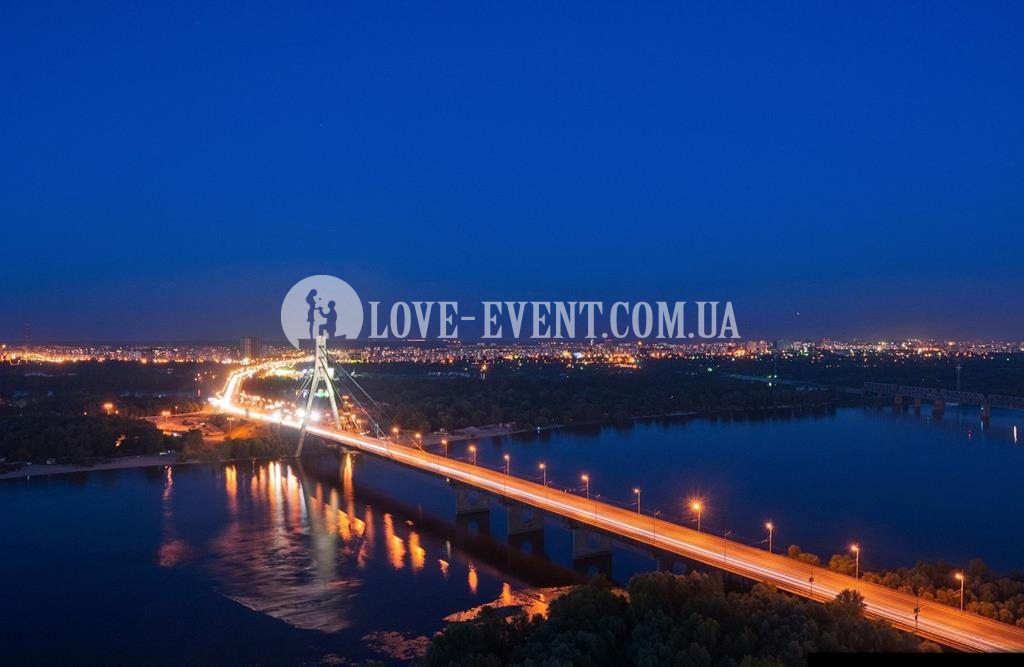 Фото Девичник вид с крыши вечером на Московский мост в освещении