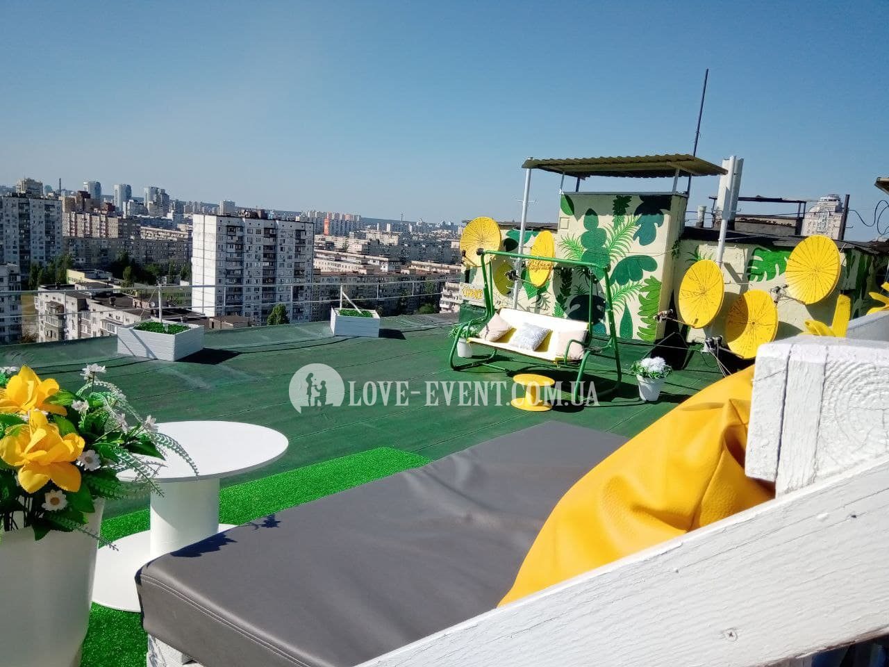 Девичник на крыше