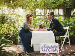 Фото Двое влюбленных молодоженов на свидании в оранжерее, свечи, шампанское