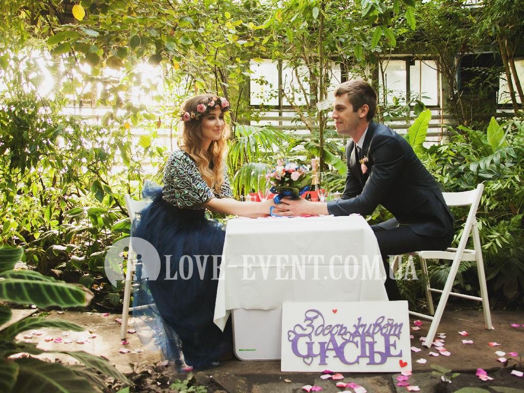 Фото Двое влюбленных молодоженов на свидании в оранжерее, свечи, шампанское