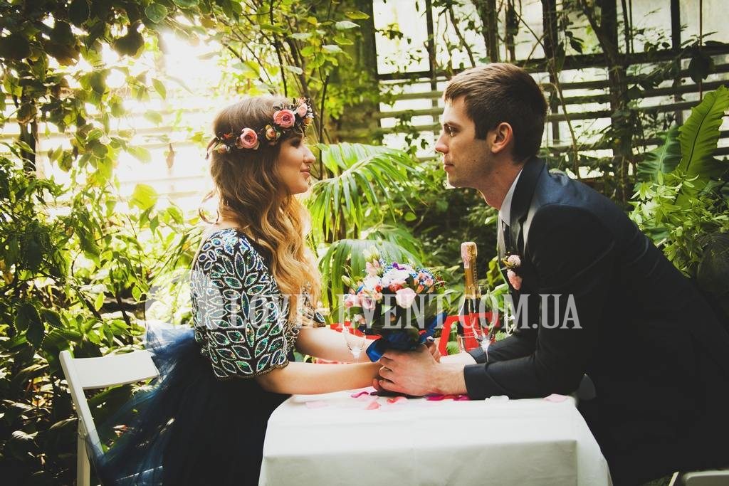 Фото Двое влюбленных молодоженов на свидании в оранжерее, свечи, шампанское