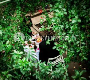 Фото Предложение руки и сердца на свидании в оранжерее