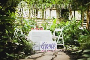 Фотография свидание в оранжерее Тропики